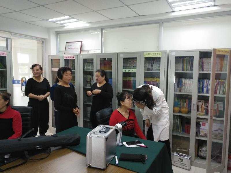 义诊进社区 惠民暖人心——优品天地社区联合何氏科开展爱眼进社区义诊活动