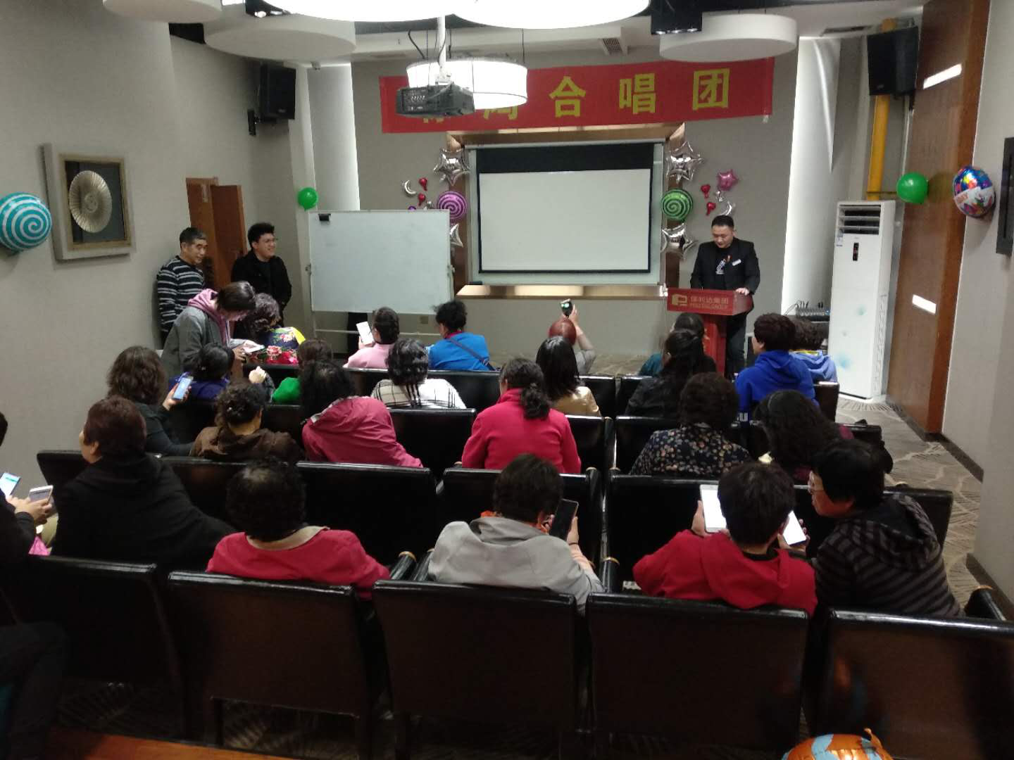 奥体社区举行惊鸿合唱团开学典礼仪式