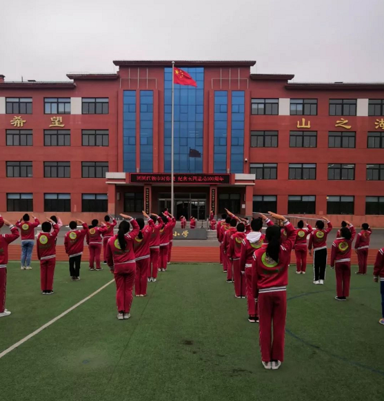望滨小学开展纪念五四运动100周年暨“团团，红领巾对你说”主题活动