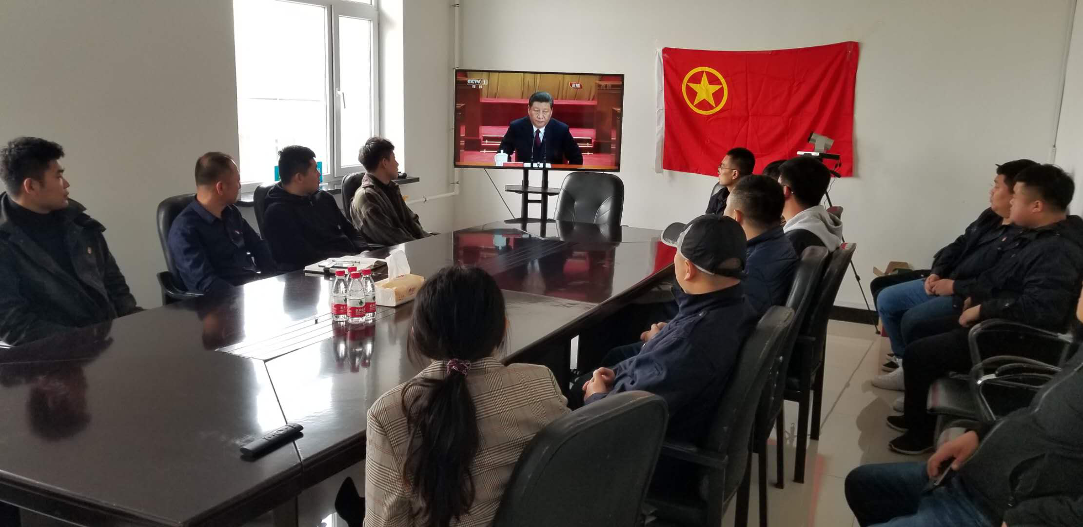 牢记青春使命 书写青春华章——望滨街道青年团员收看纪念五四运动100周年大...