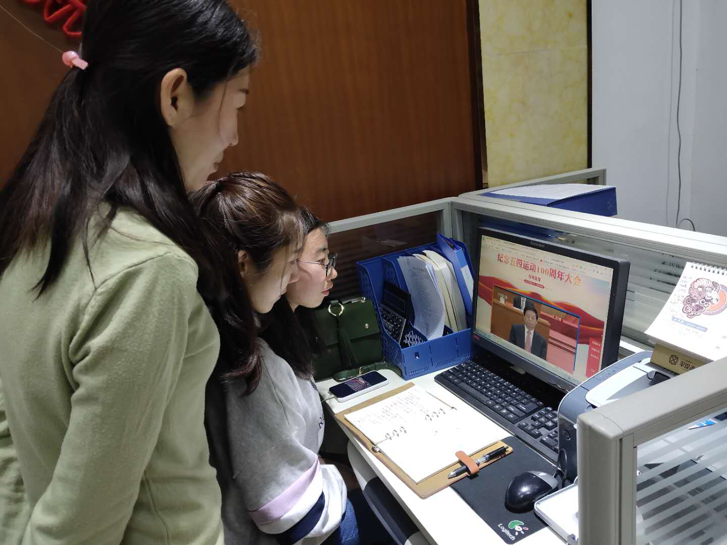 奥体社区集中收看纪念五四运动100周年大会直播