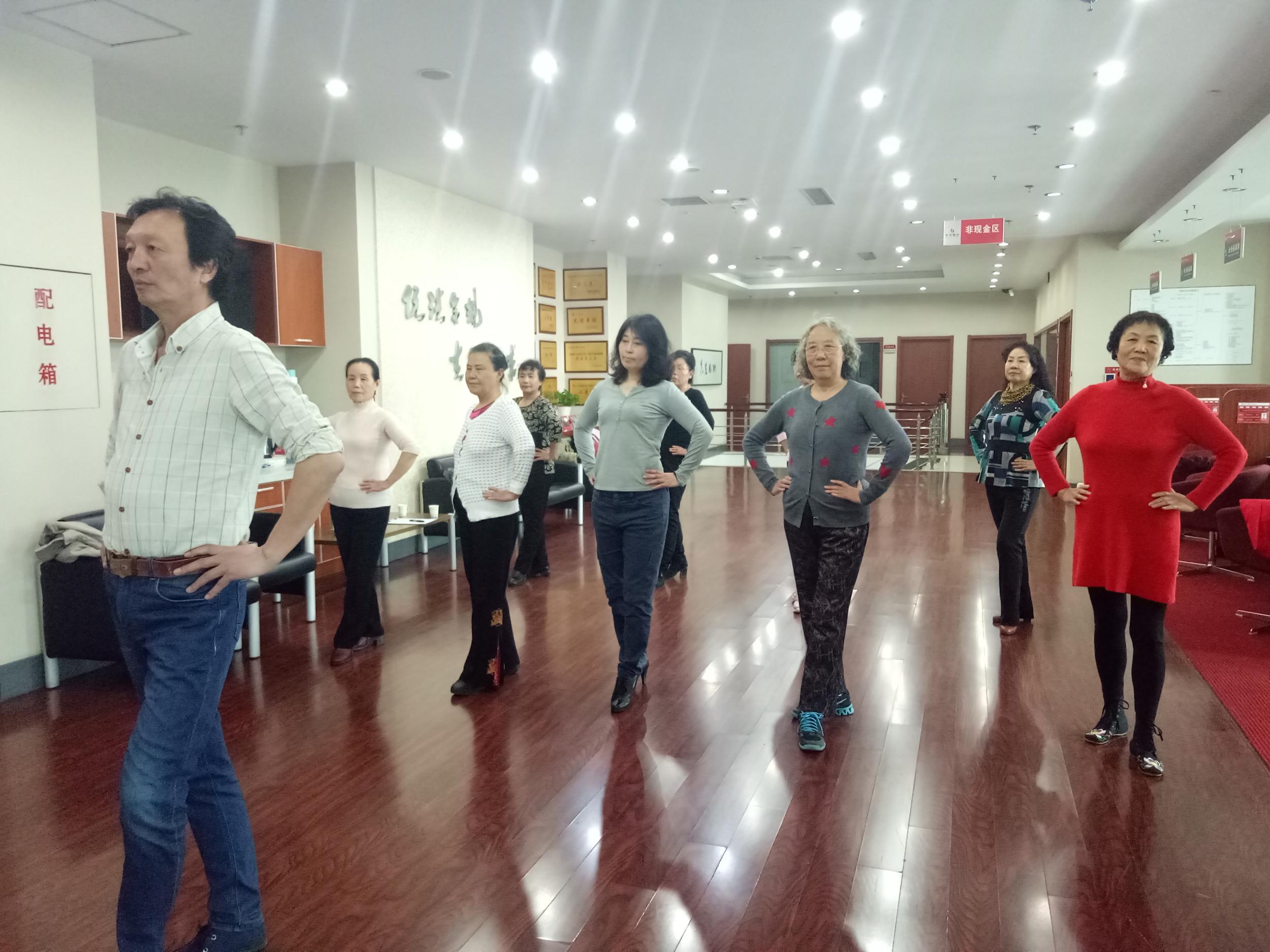 练身姿步态 绽魅力风采——美好社区艺术惠民T台模特课程开班