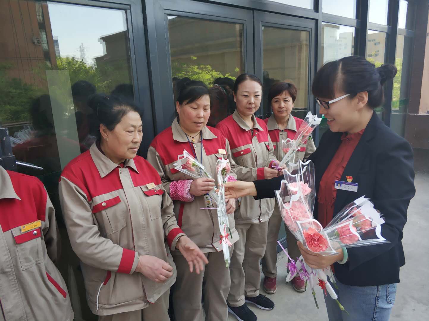 美好社区联合乐居社会组织母亲节献爱“保洁妈妈”