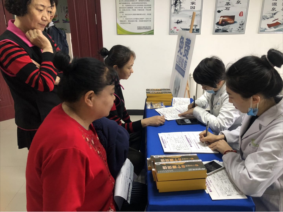 东湖街道温馨港湾社区春风送暖义诊进社区