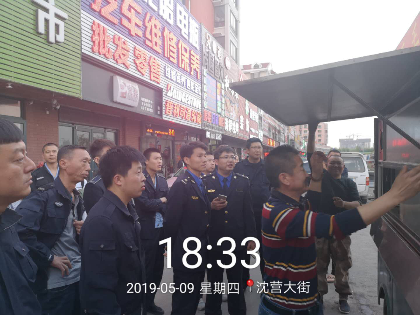 浑南区城市管理局开展流动商贩露天烧烤整治行动