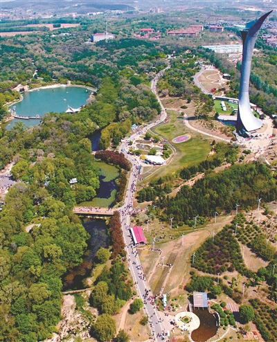 外地游客组团到世博园观景赏花