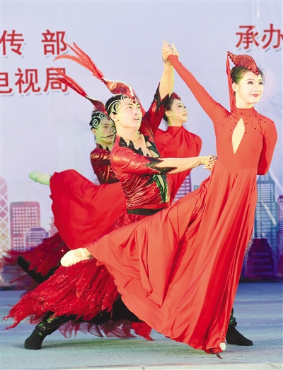 沈阳市艺术惠民“双百万”工程 文化广场演出活动在浑河岸边拉开大幕