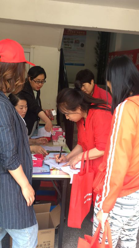 恒大江湾社区开展“平安家庭”宣传活动