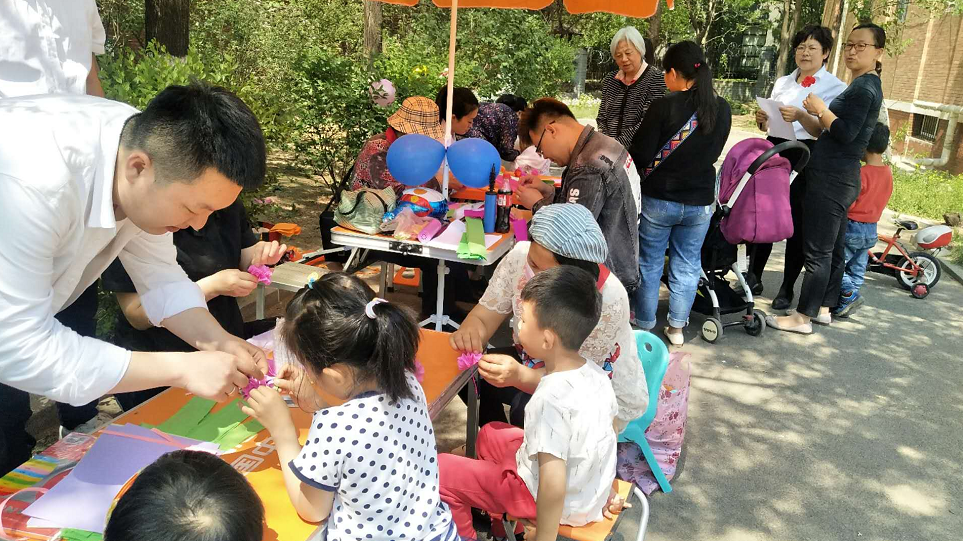 在水一方社区开展母亲节贺卡DIY活动