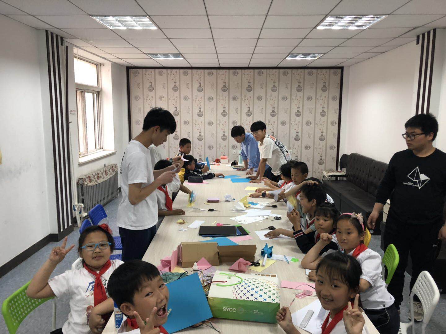 嘉华社区开展“感恩母亲”儿童手工制作活动