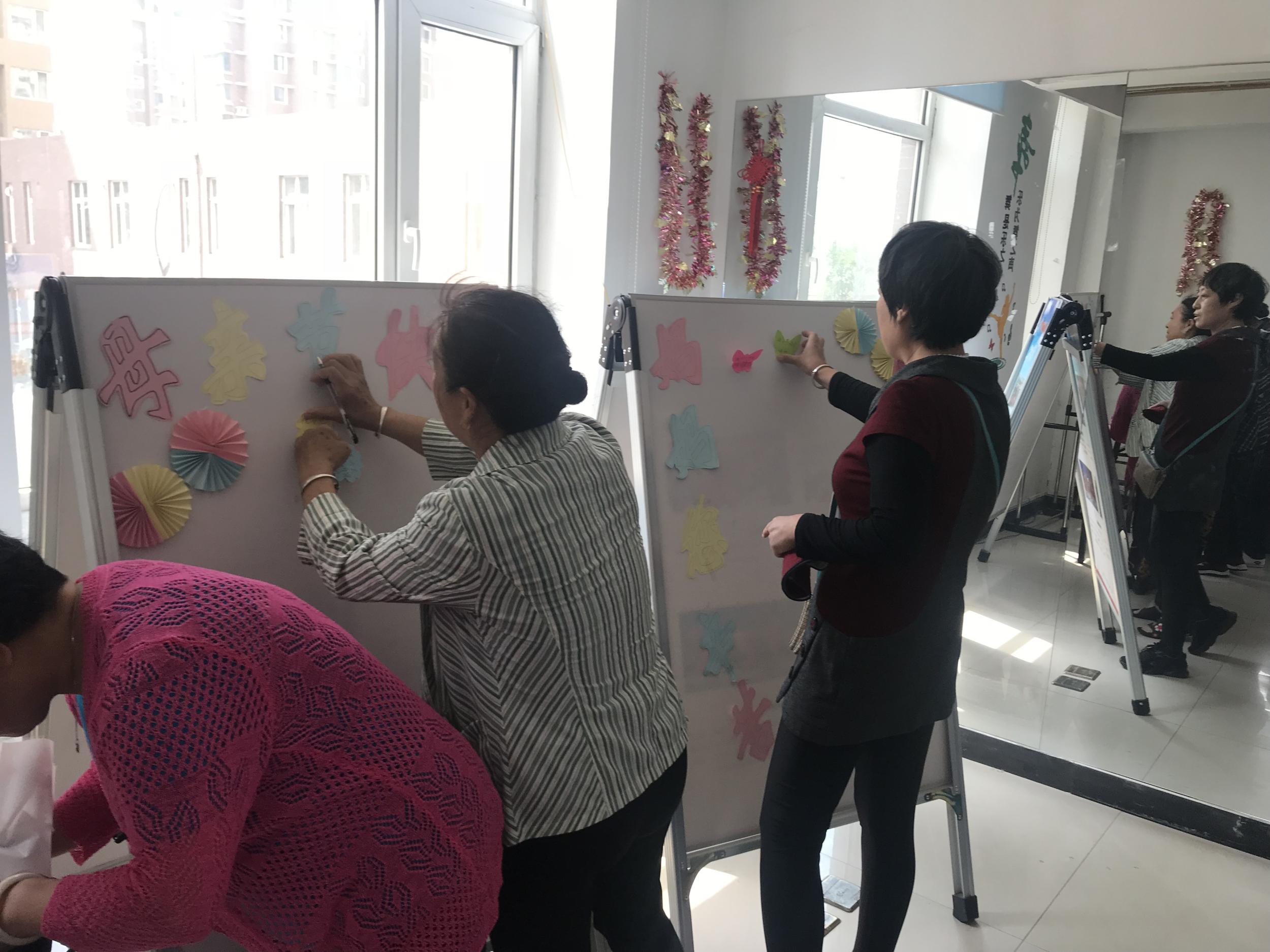 献一朵鲜花送一份祝福——文华苑社区母亲节活动