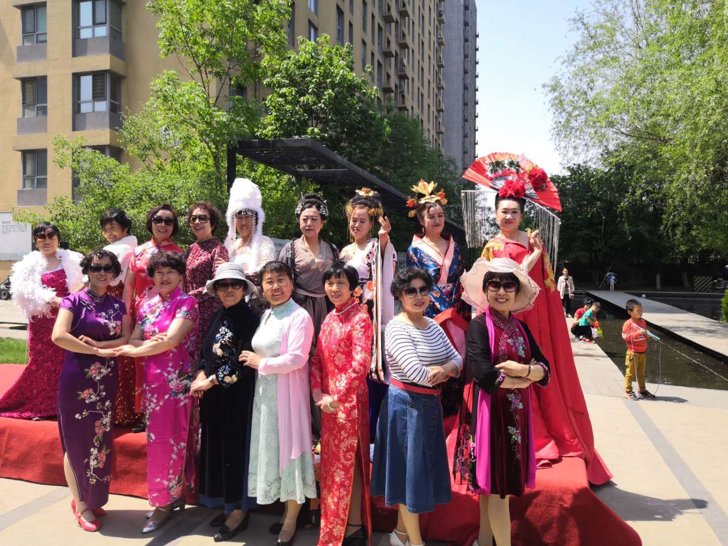 感恩母亲节，精彩时装秀——五三街道万科新里程社区开展母亲节走秀活动