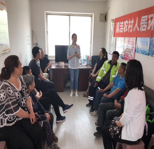 东湖街道东岗子社区团支部联合沈阳建筑大学志愿者服务团队开展“清洁农村人...