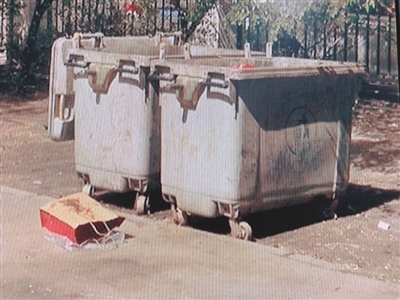 面对12个信封内的 近7万元现金 拾荒补贴家用的古稀老人 拨通110……