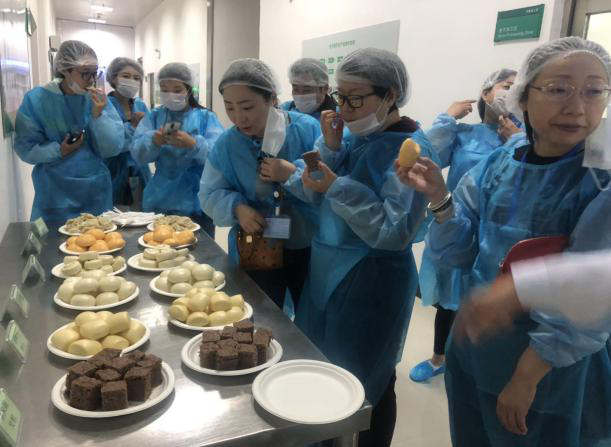 食品安全义务监督员莅临中央厨房进行监督检查工作