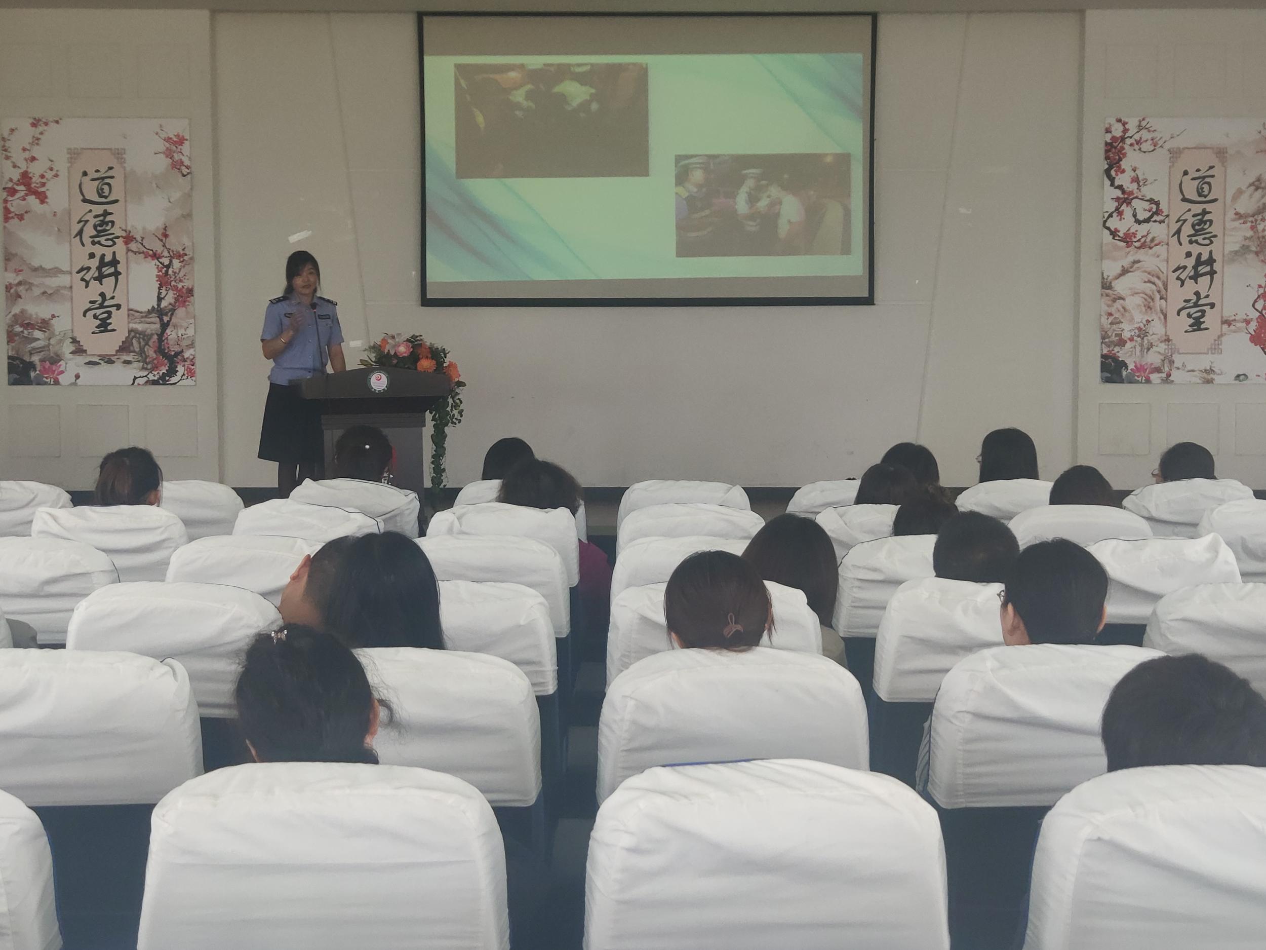 普法先行一路平安文明校园安全交通