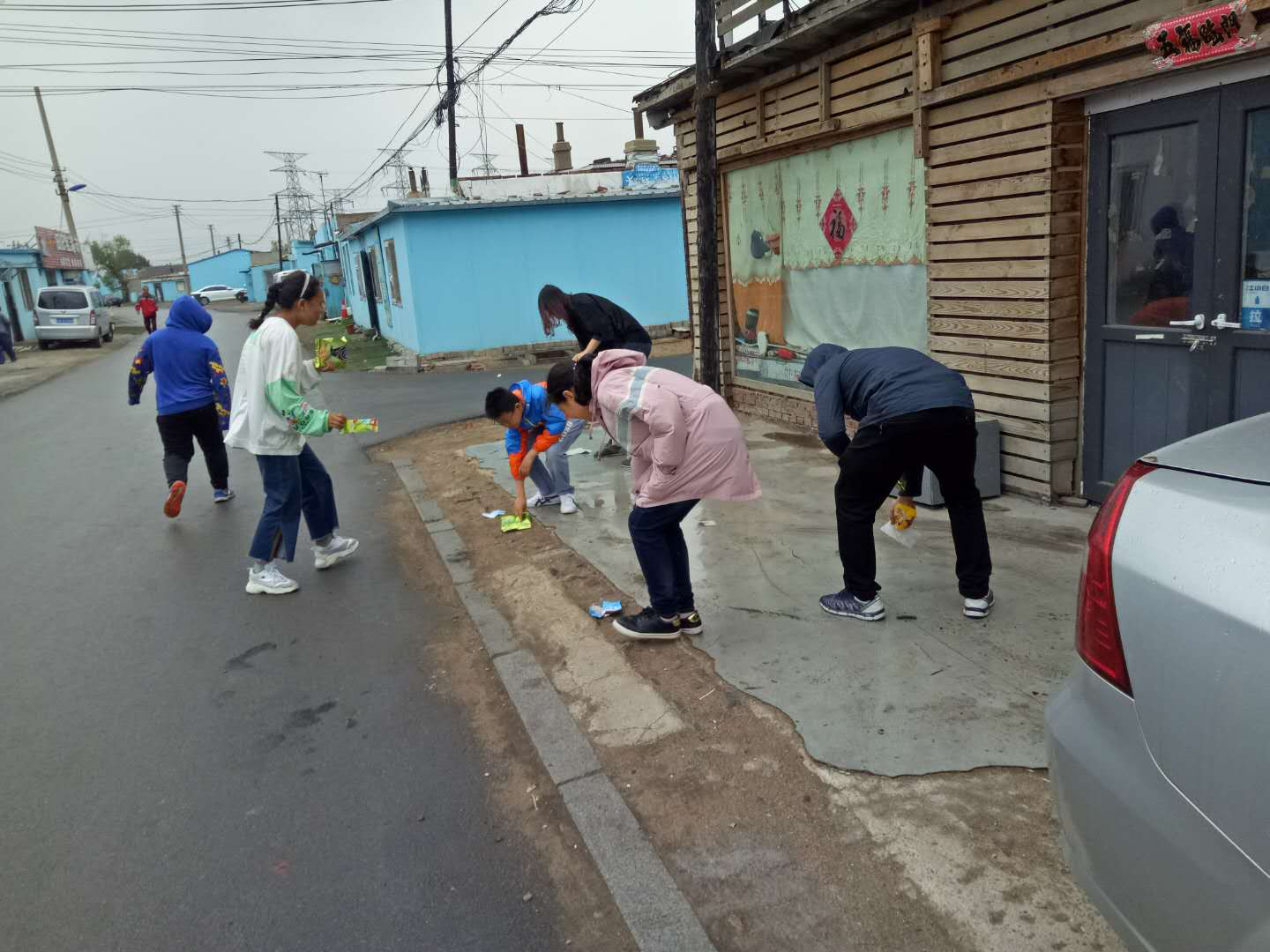 东湖街道罗官屯社区团支部开展“清洁农村人居环境青春助力乡村振兴”志愿服...