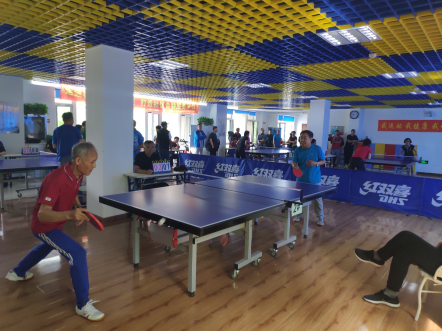 以球会友共同进步聚美五三——万科新里程社区居民参与五三街道社区乒乓球友...