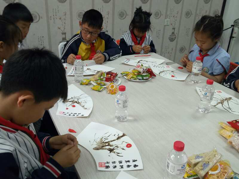 五三街道嘉华社区团支部联合沈阳农商银行开展“创意绘画公益课堂”活动