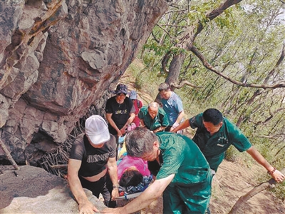 大太阳下登棋盘山一名游客临近山顶昏倒 情况危急 120急救人员“爬”山成功救人
