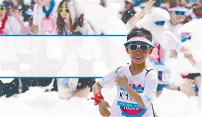 亲子“泡泡跑” 奥体嗨翻天