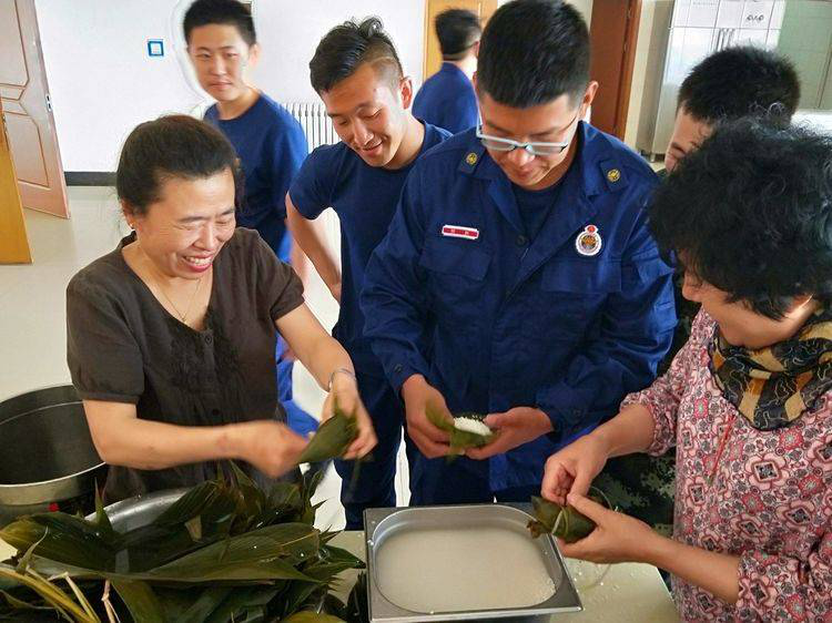 军民鱼水粽飘香双拥共建情意长