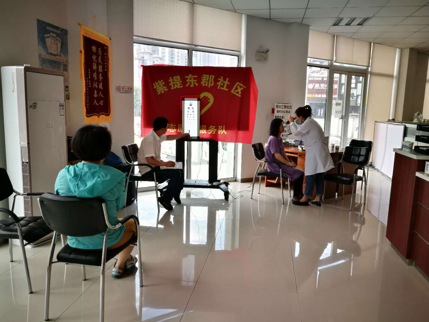 眼科检查进社区真情服务暖人心——东湖街道紫提东郡社区眼科义诊活动