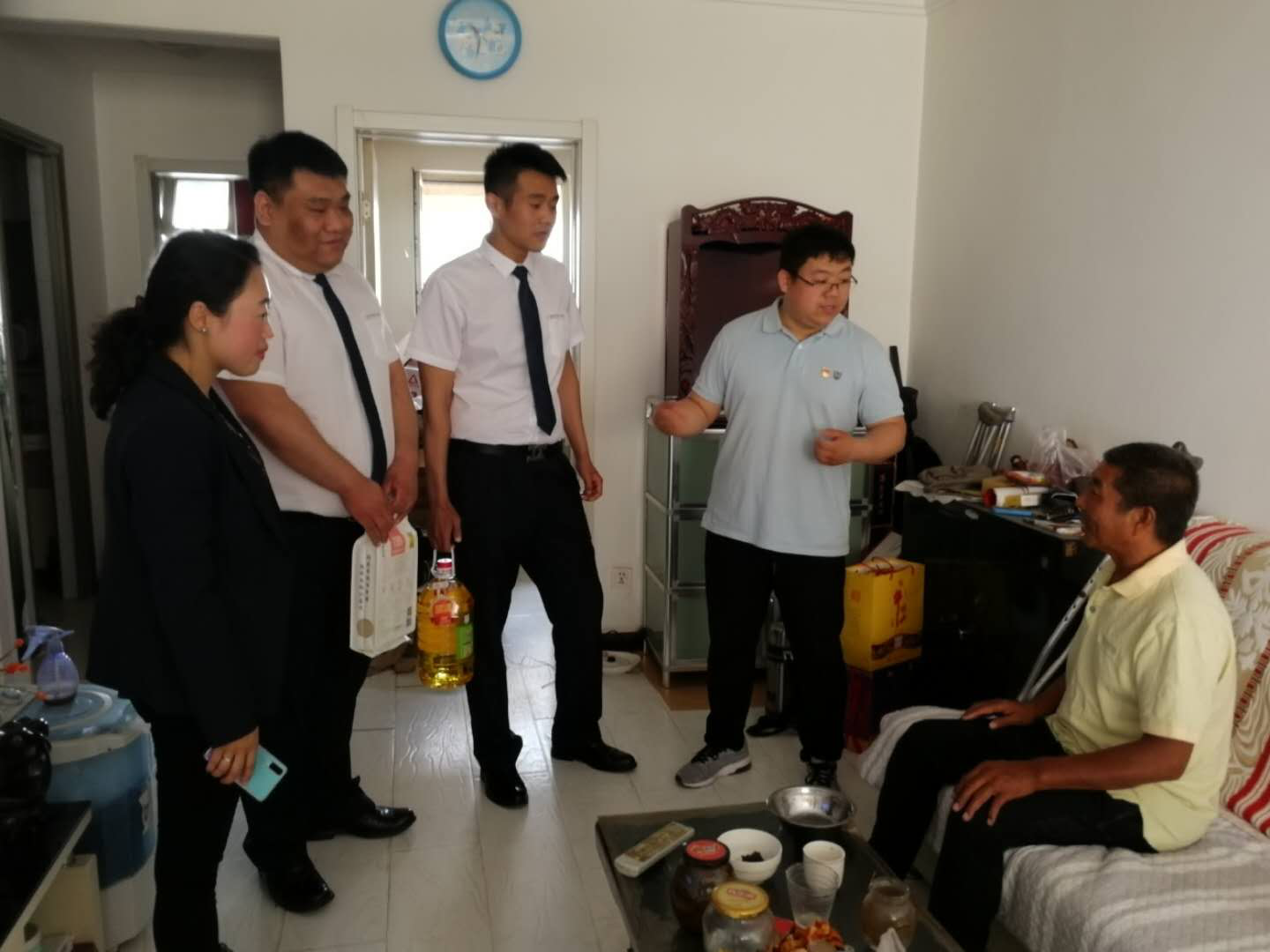 父爱如山 贴心相赠——文华苑社区开展父亲节送温暖系列活动