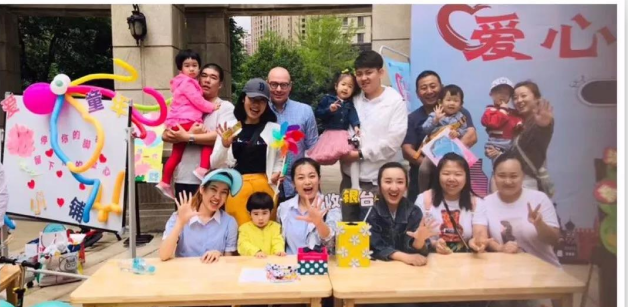 跳蚤市场淘快乐义卖活动献爱心