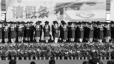 六年级小学生 “集体请假” 返校时间“未知”