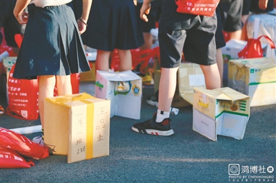 浑南三校教育集团文艺汇演举行——孩子们自制环保板凳看晚会