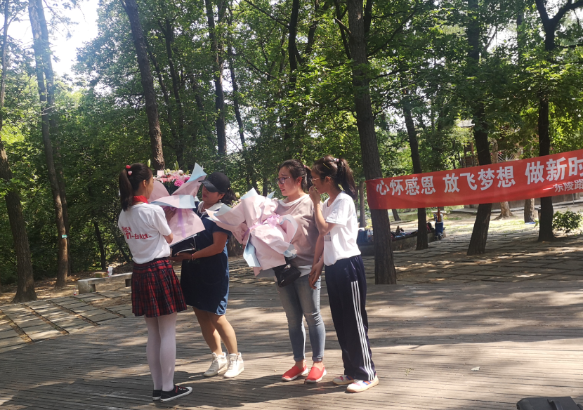 东陵路小学举行“心怀感恩放飞梦想做新时代好少年”六年级毕业典礼