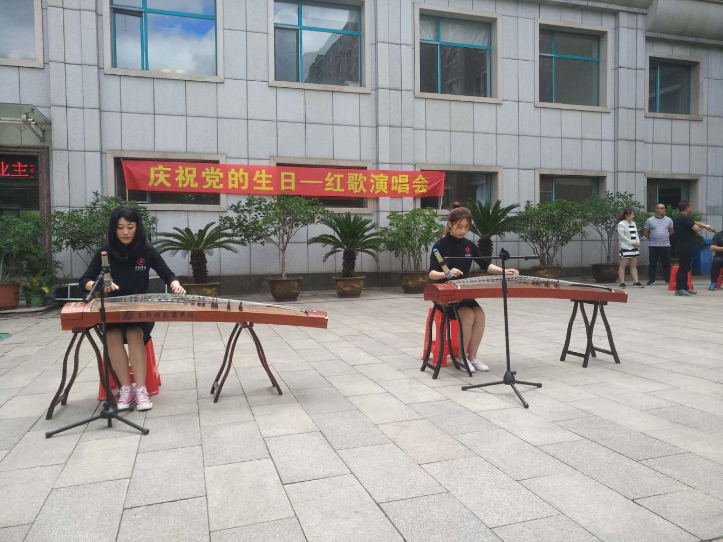 五三街道在水一方社区举办庆祝党的生日红歌演唱会