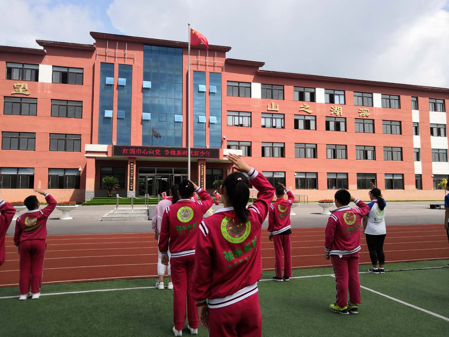 望滨小学举行“红领巾心向党争做新时代好少年”庆“七一”主题升旗仪式