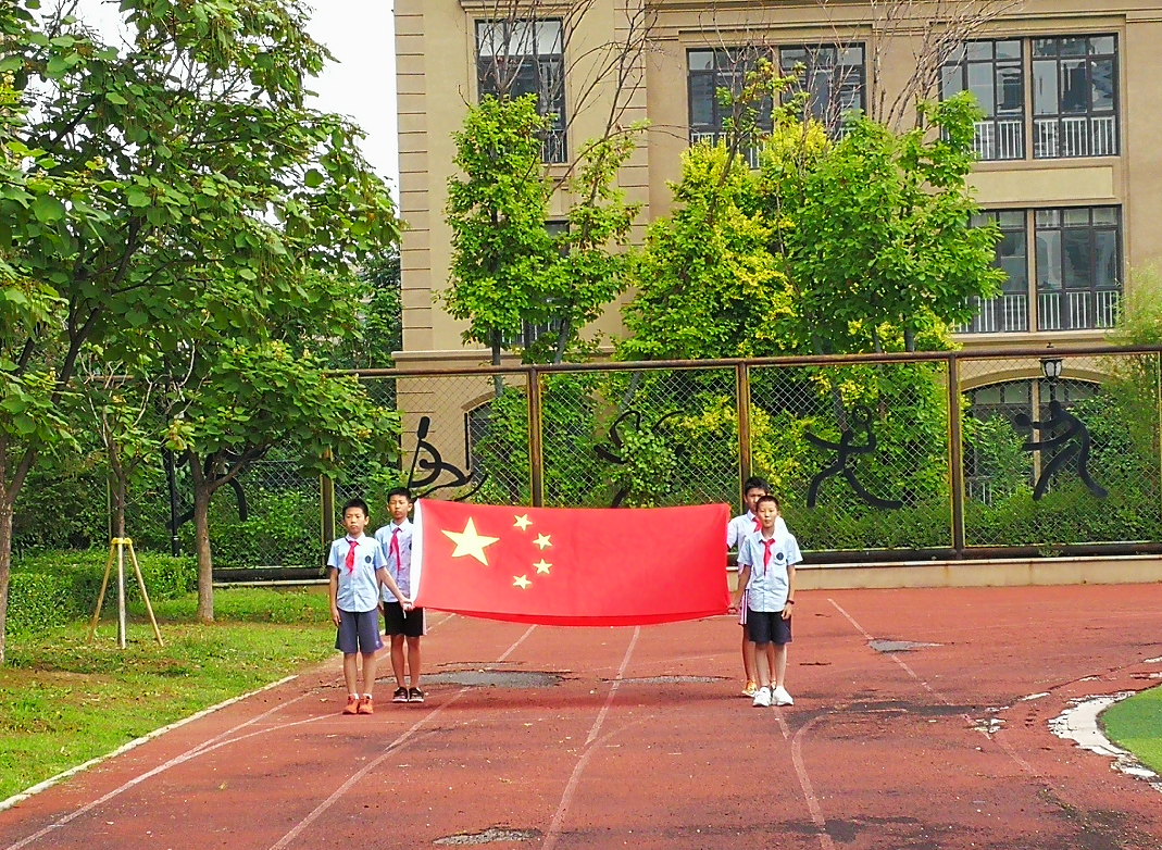 北京师范大学沈阳附属学校开展“红领巾，心向党”主题升旗仪式