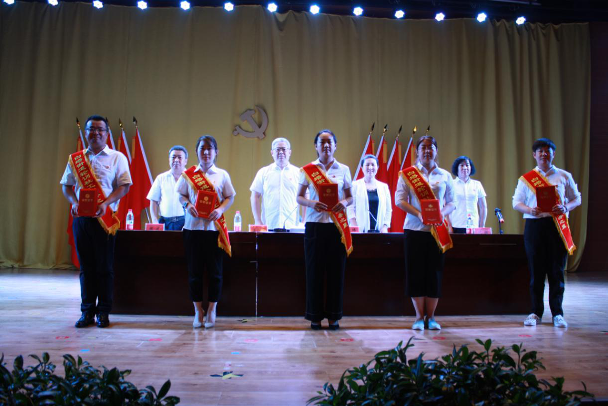 白塔街道组织召开“忆入党初心，担时代使命”机关党员过“政治生日”活动暨...