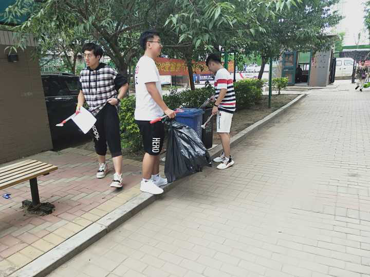 百荷社区联合东北大学志愿者开展“创城不分你我，共享幸福硕果”主题清扫活动