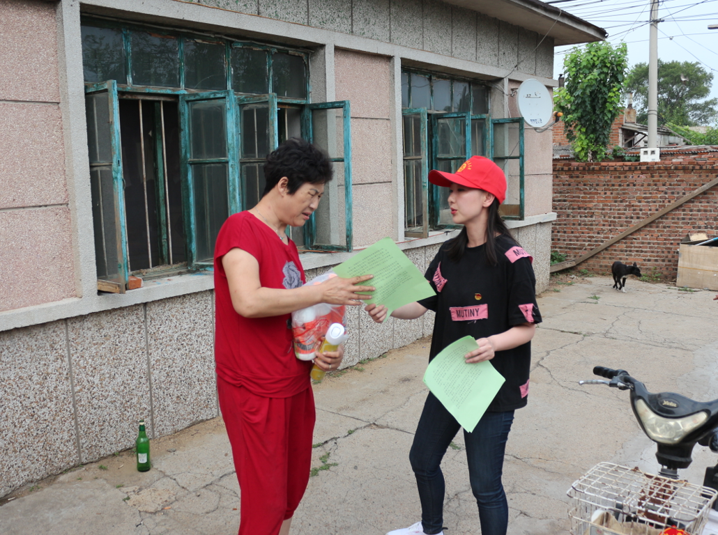 浑河站东街道团工委组织团员青年积极开展农村环境整治活动