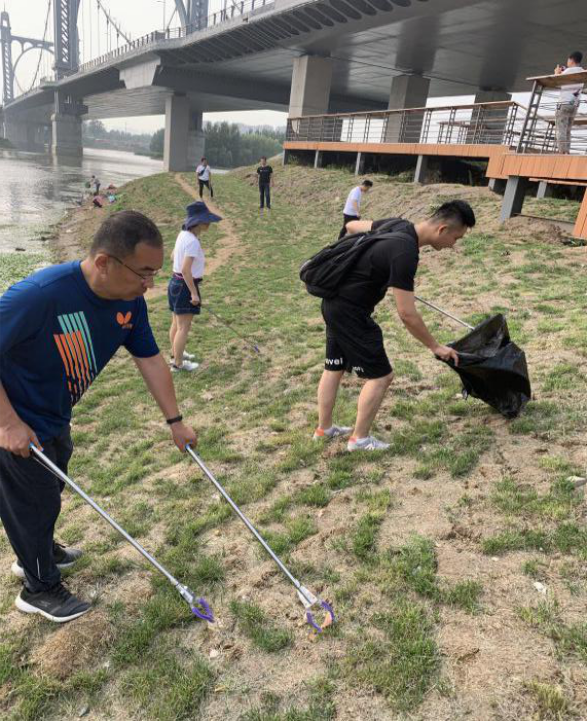 紫提东郡社区党支部组织开展“保护母亲河”志愿服务活动