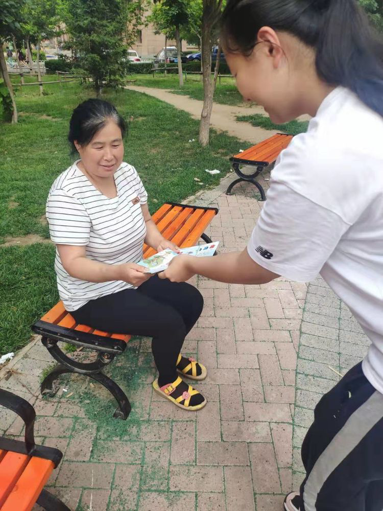 白塔街道丽景社区组织垃圾分类投放共建环保家园活动