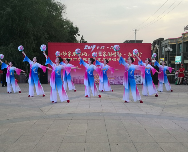 东湖街道举行“弘扬家教家风，树立家国情怀”社区行家庭家教家风诵唱表演大赛