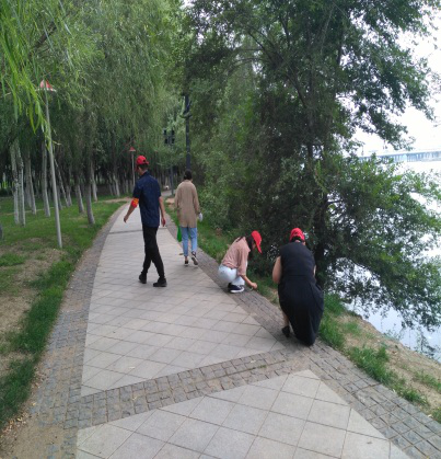 五三街道奥体社区团支部组开展“保护母亲河”环境清理活动