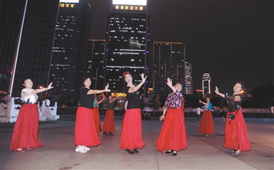 健身成为沈阳人生活新潮流——美丽仲夏夜 最IN夜健身——定位:沈水湾公园...