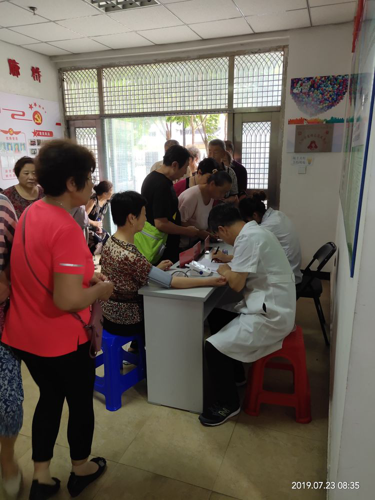 白塔卫生服务中心进廊桥社区开展义诊活动