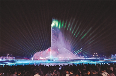 来水秀湖读懂夜的美——中央公园音乐喷泉昨晚亮相