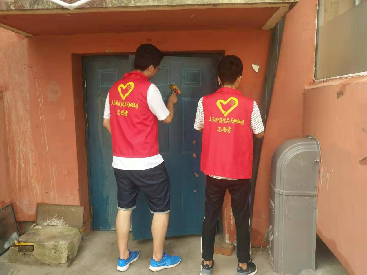 优品天地社区团支部与沈阳理工大学第二批志愿服务团队开展“清洁人居环境助...