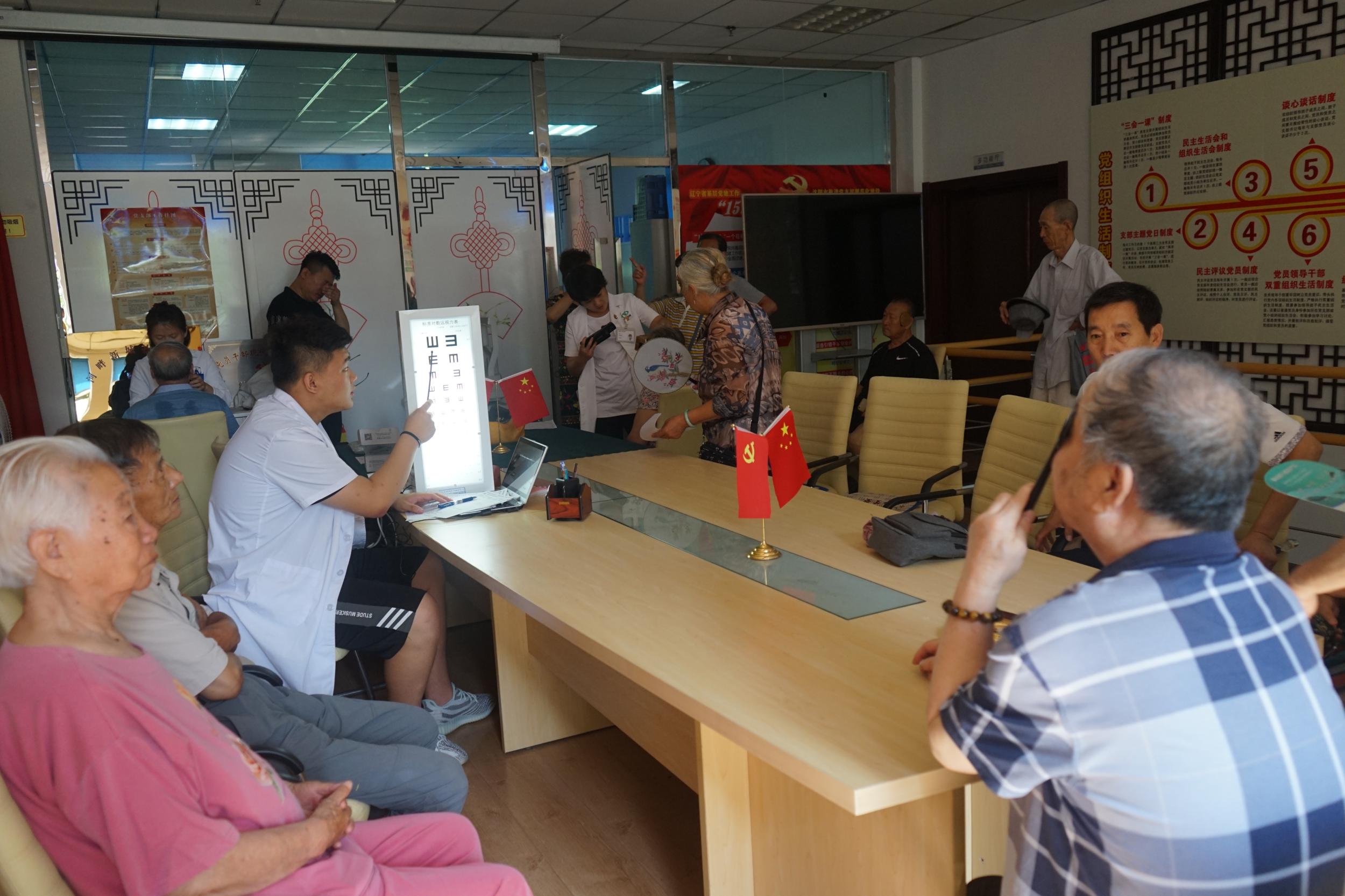 何氏公益,视不可挡——河畔新城社区开展眼检查活动