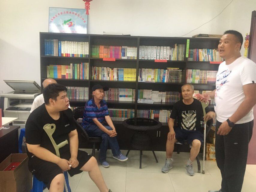 五三街道文澜苑社区党委开展“夏送清凉,慰问困难户”走访活动