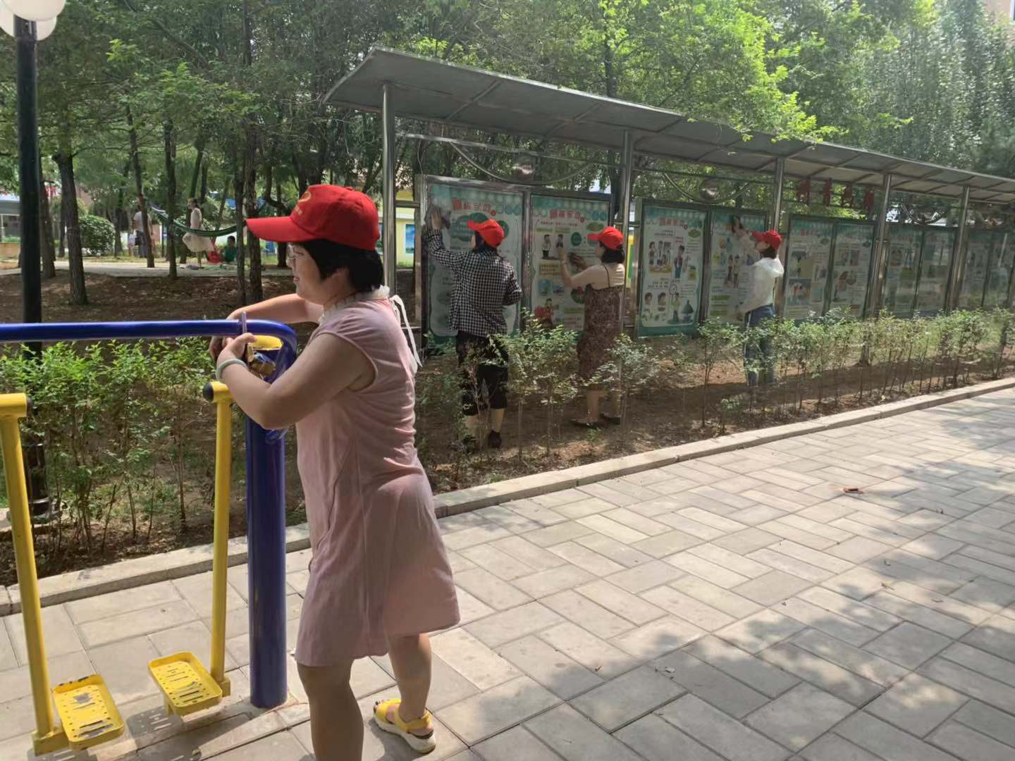 嘉华社区开展卫生清扫创文明城活动