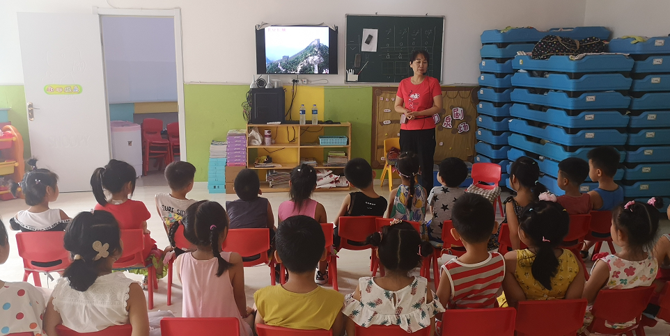 在水一方社区开办教育课堂充实孩子暑期生活